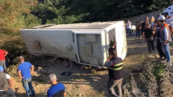 Maden işçilerini taşıyan otobüsün devrilmesi sonucu 2 kişi öldü, 14 kişi yaralandı