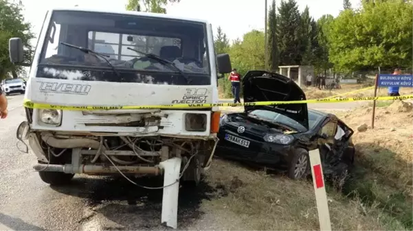 Otomobil ile pikap araç mezarlık önünde çarpıştı: Aynı aileden 2 kişi öldü, 4 yaralı var