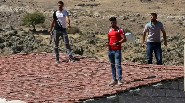 Evleri yıkılmasın diye tüfeği alıp çatıya çıktılar! Polis ikna etmek için 2 saat uğraştı