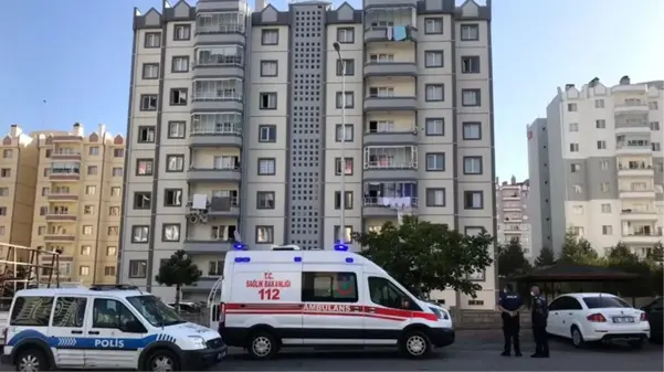 Bunalıma giren genç, apartman boşluğunda kendini asarak intihar etti