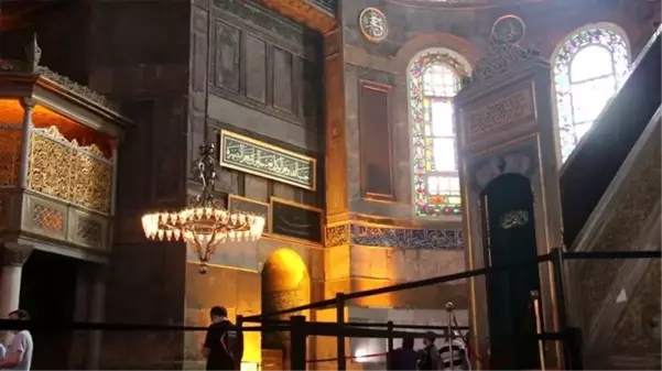 Cumhurbaşkanı Erdoğan, Ayasofya Camii'ne 2 özel hat levhası hediye etti