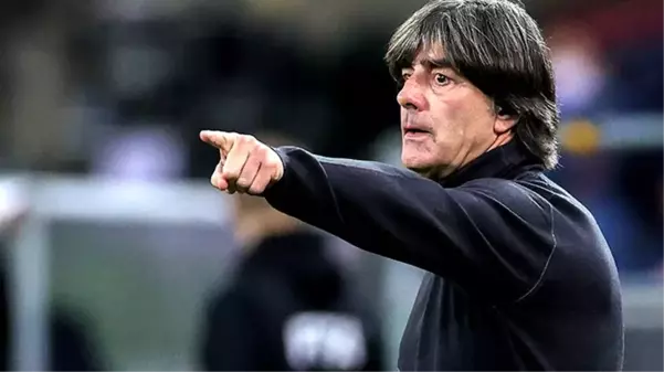 Joachim Löw, Türkiye maçında yine burnunu karıştırırken kameralara yakalandı