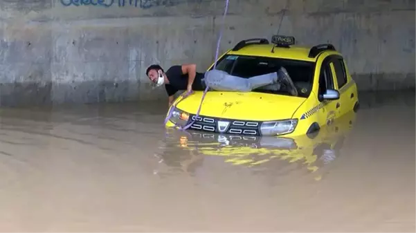 Taksicinin sağanakla imtihanı! Mahsur kaldığı alt geçitten kepçeyle kurtarılma anına ait görüntüler filmleri aratmadı