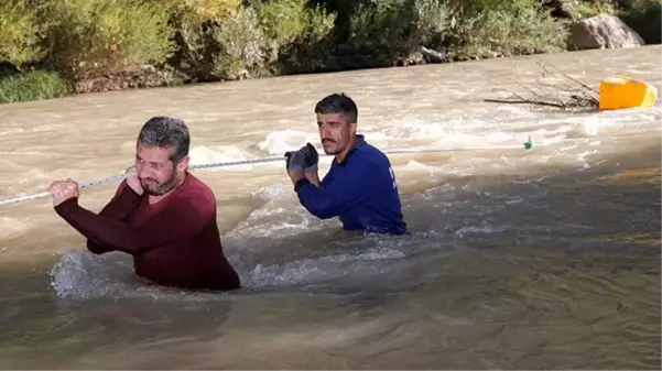 Evlerinin yakacak ihtiyacını karşılamak için tehlikeyi göze alıp, Zap Suyu'ndan odun topluyorlar