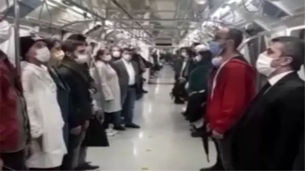 Yenikapı-Hacıosman metrosunda yolcular, saat 19.23'te ayağa kalkarak İstiklal Marşı'nı okudu