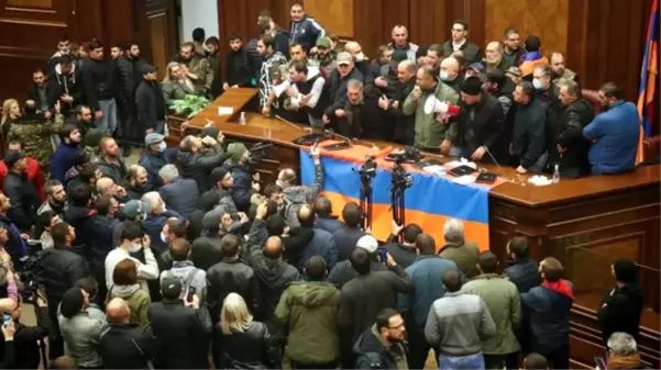 Ermenistan'da protestocular hükümet binasını basarak Paşinyan'ın odasına girdi