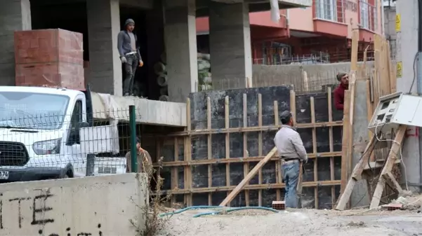 Karabük'te inşaat işçileri siren sesini duyunca saygı duruşuna geçti