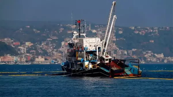 Balıkçı tekneleri, İstanbul Boğazı'nın eşsiz manzarasıyla birleşti