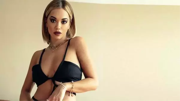 Dünyaca ünlü şarkıcı Rita Ora, göğüs dekoltesiyle sosyal medyayı salladı