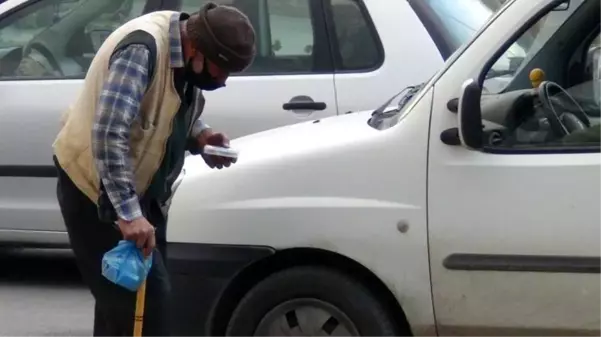 Ayakta zor duran dilenci, polisi görünce bastonu atıp yürümeye başladı