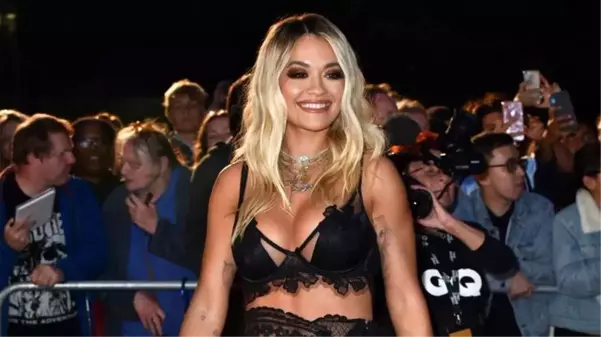 İngiliz şarkıcı Rita Ora'nın iç çamaşırsız pozu takipçilerinden tam not aldı