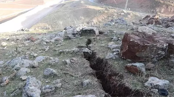 Siirt depreminin ardından oluşan derin yarıklar görüntülendi