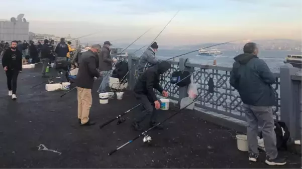 Balıkçılara 3 metre mesafe kuralı geliyor! Genelgeden dakikalar önce Galata Köprüsü'nde yoğunluk