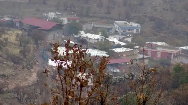 Harabeye dönen tek odalı evde yaşam mücadelesi veriyorlar