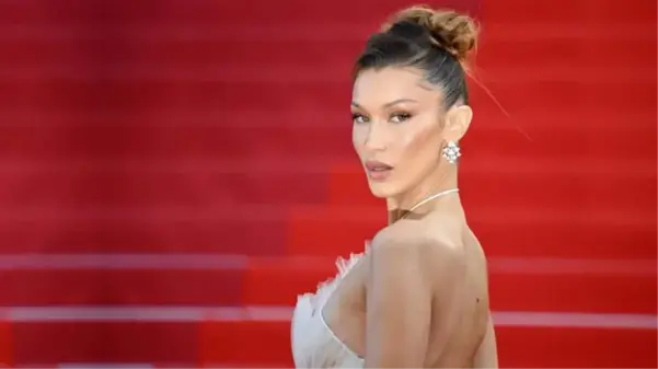 Karın yağışını kutlayan Bella Hadid, giydiği kombinin fiyatıyla ağızları açık bıraktı