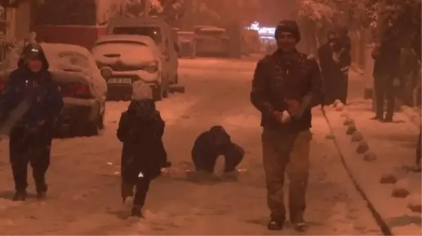 İstanbul'u beyaza bürüyen kar yağışı sokak kısıtlamasını unutturdu