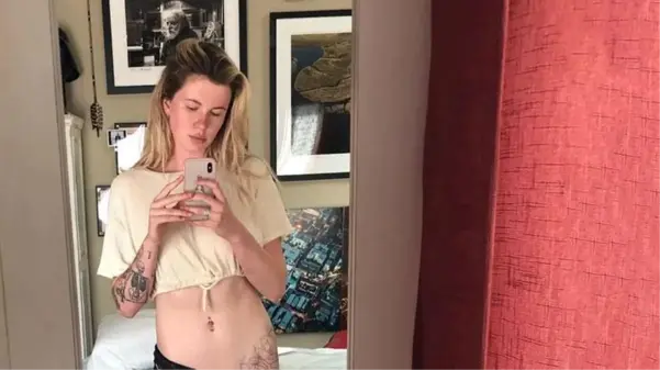 Dur durak bilmiyor! Ireland Baldwin kasığındaki dövmeyi göstermek için pijamasını aşağı indirdi