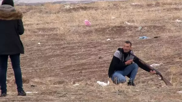 Av tüfeğini boynuna dayayan şahıs, Özel Harekat Polisi tarafından etkisiz hale getirildi