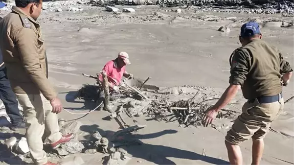 Himalayalar'dan kopan buzul parçasının neden olduğu selde çok sayıda cansız bedene ulaşıldı