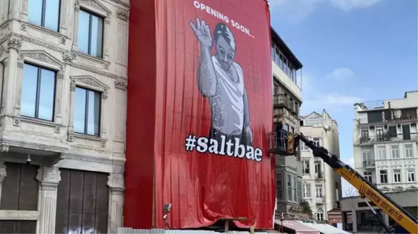 İBB'den Galata Meydanı'na fotoğraflı afişini astıran Nusret Gökçe'ye sert tepki