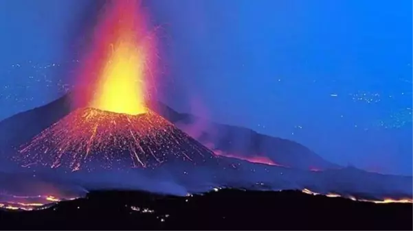 Etna Yanardağı'nda şiddetli patlama! Bölgeye taş ve kül yağdı