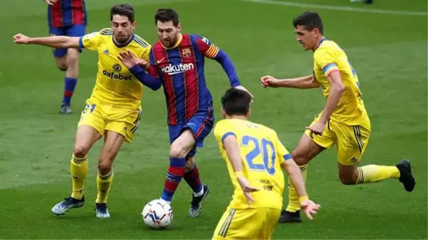 Barcelona sahasında Cadiz ile 1-1 berabere kaldığı maçta Lionel Messi kulüp tarihinin en fazla maça çıkan futbolcusu oldu