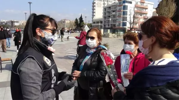 Çanakkale narkotik polisi kadınlara karanfil dağıttı