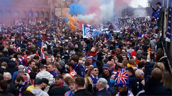 Rangers'ta taraftarlar şampiyonluk kutlamalarında pandemi kurallarını hiçe saydı