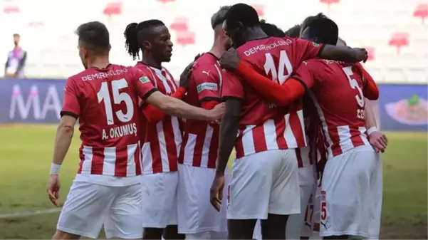 Süper Lig'in 30. hafta maçında Sivasspor, sahasında Fatih Karagümrük'ü 1-0 yendi