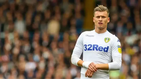 Ezgjan Alioski'nin Galatasaray'a gideceği iddiaları sonrası Leeds United'lı taraftarlar futbolcuya tepki gösterdi