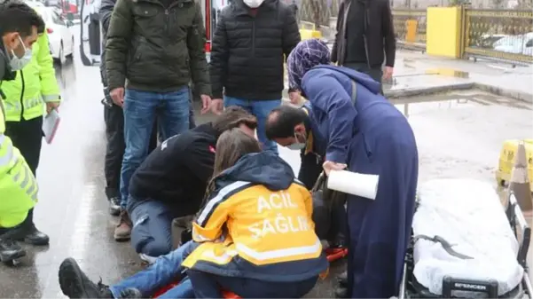 Oğlu polis memuruna çarpan anne, gözyaşlarıyla yaralının başında bekledi