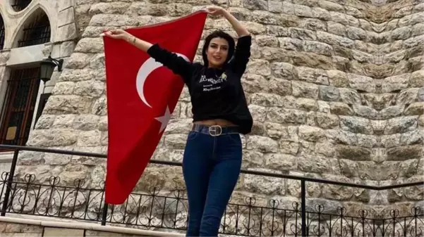 Türkiye'yi temsil etmek için Beyrut'a giden model Duygu Çakmak, yanında 100 kutu pişmaniye götürdü