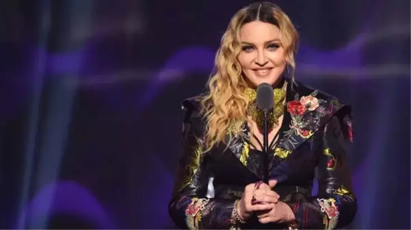 62 yaşındaki Madonna kabak çiçeği gibi açıldı! İç çamaşırlı pozlarının her biri ayrı bomba