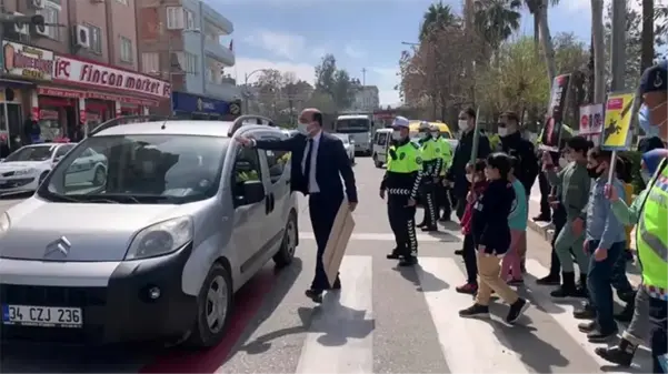 Yayalara öncelik vermek için düzenlenen kırmızı çizgi etkinliğine katılan kaymakam ezilmekten son anda kurtuldu