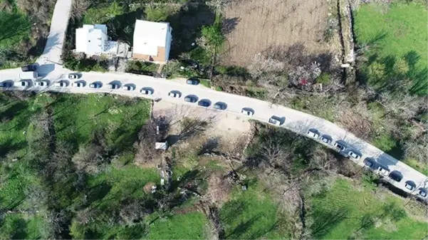 Ramazan öncesi kaynak suyu almak isteyen vatandaşlar 5 kilometrelik kuyrukta bekledi