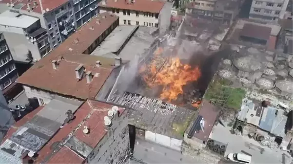 İstanbul'da yangın! Kaçak içkilerin tutulduğu emniyete ait depo dakikalar içinde kül oldu