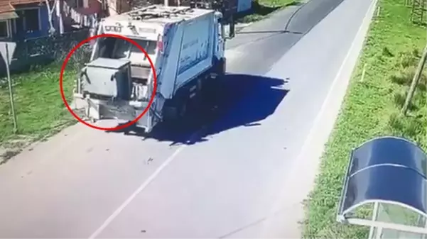 Çöp aracına yüklenerek götürülen konteyner, 2 belediye arasında krize yol açtı