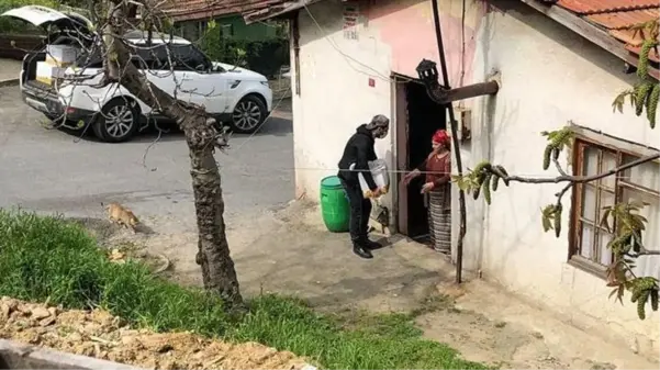 Oyuncu Murat Yıldırım, tam kapanma başlamadan önce ihtiyaç sahiplerine koli dağıttı