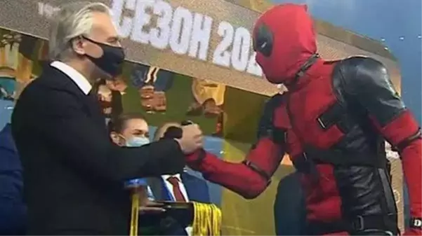 Şampiyon Zenit'in kupa seremonisine Artem Dzyuba, Deadpool kostümüyle katıldı