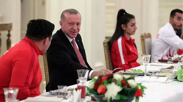 Cumhurbaşkanı Erdoğan, şampiyonalarda madalya kazanan milli sporcularla iftar yaptı