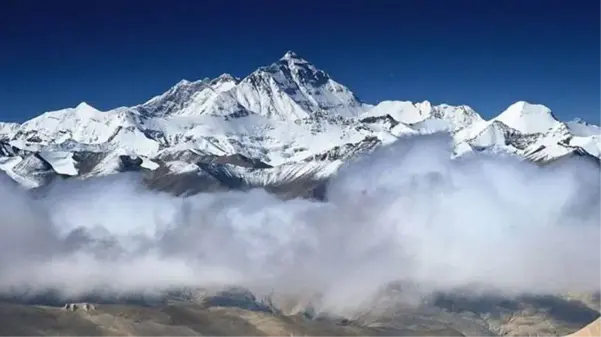 Everest'e tırmanan iki dağcı, 'kar körlüğü ve yorgunluk' nedeniyle yaşamını yitirdi