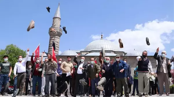 İsrail'in insanlık dışı saldırılarını protesto eden cemaat, cami önünde ayakkabı fırlattı