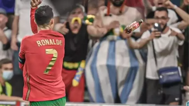 'Su için' mesajı veren Cristiano Ronaldo'ya kola şişesi fırlatıldı