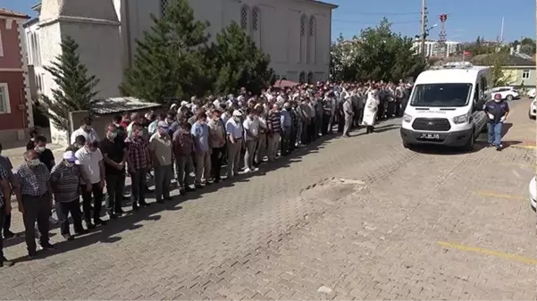 Trafik kazasında hayatını kaybeden öğretmen çift ve iki çocuğu gözyaşlarıyla toprağa verildi