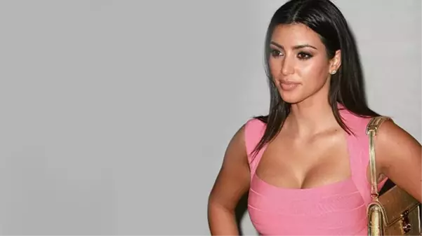 Yine gündem olmayı başardı! Kim Kardashian tanga bikinisiyle plaja indi