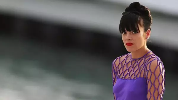 Dünyaca ünlü şarkıcı Lily Allen'den uçak tuvaletinde cinsel ilişki itirafı: Çılgınca bir deneyimdi