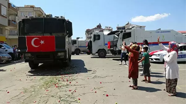 Son dakika haberi! Manavgat yangınında görev yapan TOMA'lar çiçekler ve alkışlarla uğurlandı