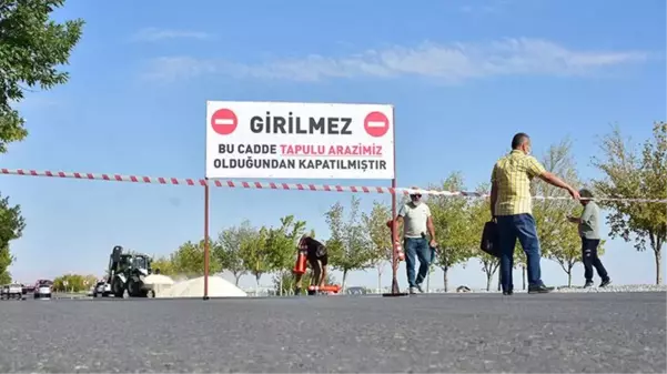 Almanya'da yaşayan Türk vatandaşı, Konya'daki arsasından geçen yolu tabelayla kapattı