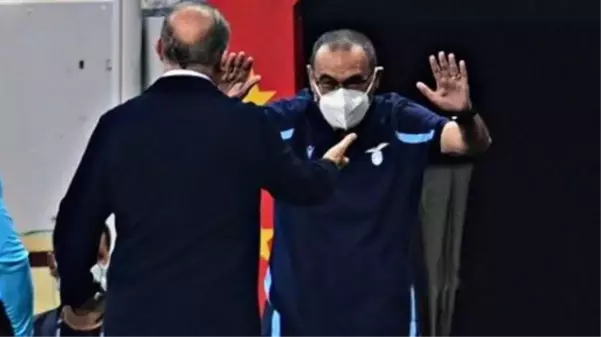 Dünyanın en iyi hocalarından Sarri, kendisine selam vermeye gelen Fatih Terim'in önünde eğildi