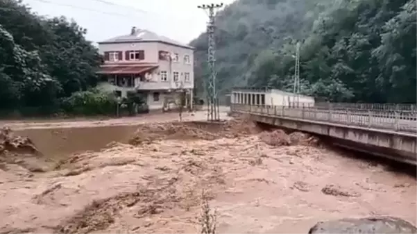 Giresun'da etkili olan yağış, sele neden oldu! Yüreklerin ağza geldiği anlar kamerada